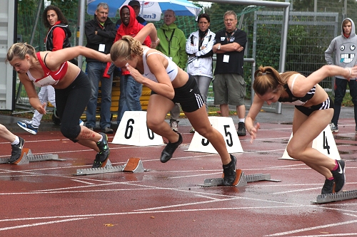 Daniela Gantschir in der Mitte beim Start zum 100m-Lauf