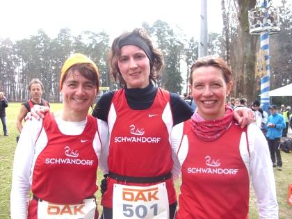 Freuen sich über den Vizemeistertitel: Die Schwandorfer Crossläufer nach dem Rennen (von links: Silvia Greger, Manuela Zeller und Karin Frankerl-Schmidt)