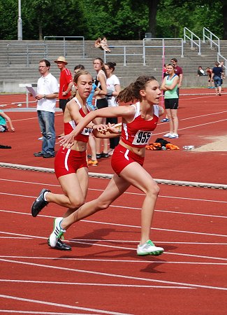 Daniela Gantschir �bergibt auf die Schlussl�uferin Sophia Hutzler