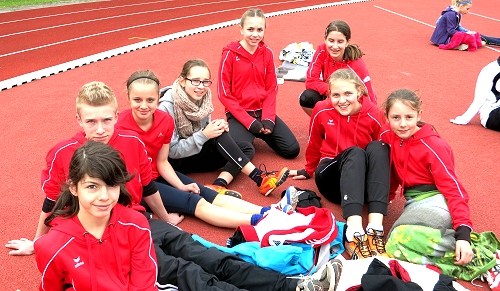  U14 M&auml;dchen mit Jonas P&ouml;ll bei der Weitsprungvorbereitung