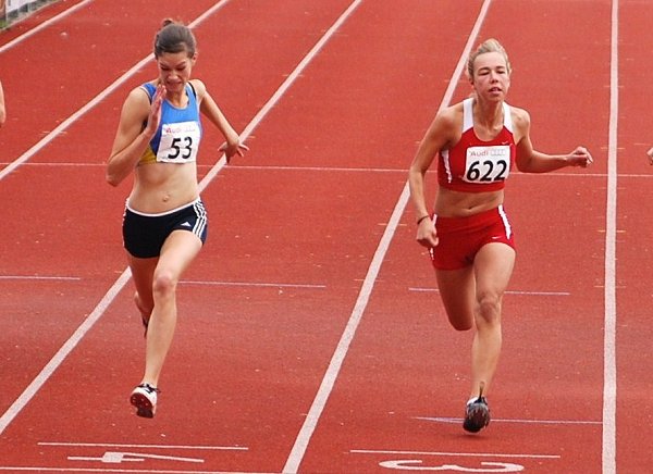 Finale 100m-Lauf der Schülerinnen A W14 (rechts Daniela Gantschir)
