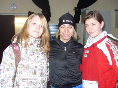 Die vielfache Deutsche Meisterin Corinna Harrer in der Mitte, eingerahmt von den LAG Mädchen Jana Hirzinger (links) und Elisa Leitner (rechts).