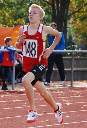 Jonas P&ouml;ll beim 800m-Lauf