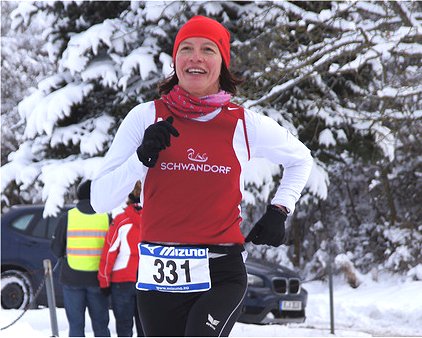 Karin Frankerl-Schmidt beim Zieleinlauf zum ersten Lauf des Jura-Cross-Cups 2013
