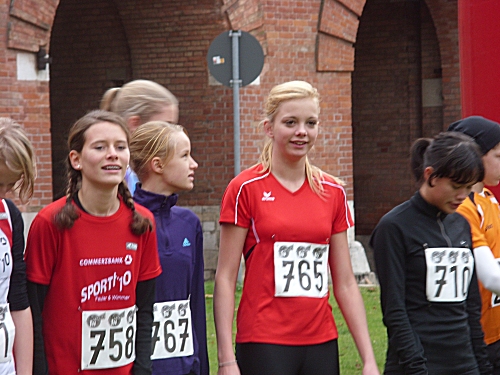Katarina Feriancova und Lea Schuster bei der Startaufstellung